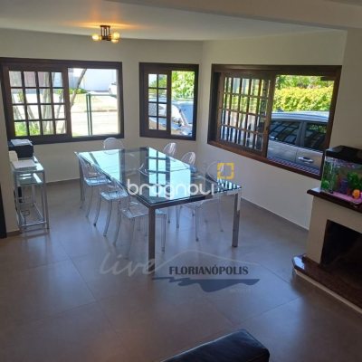 Casa com 200m², 4 quartos (sendo 1 suíte), 3 garagens, no bairro Jurerê Internacional em Florianópolis