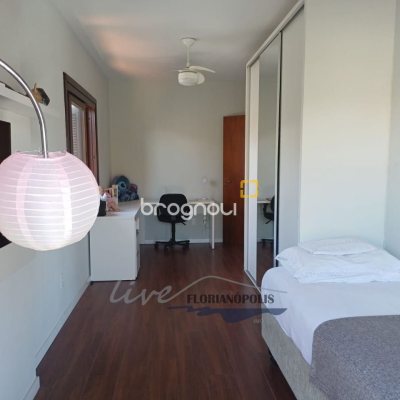 Casa com 200m², 4 quartos (sendo 1 suíte), 3 garagens, no bairro Jurerê Internacional em Florianópolis