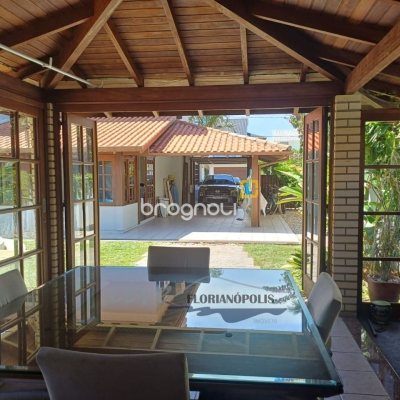 Casa com 200m², 4 quartos (sendo 1 suíte), 3 garagens, no bairro Jurerê Internacional em Florianópolis