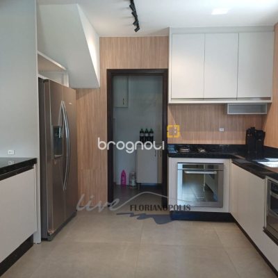 Casa com 200m², 4 quartos (sendo 1 suíte), 3 garagens, no bairro Jurerê Internacional em Florianópolis