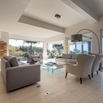 Casa com 818m², 6 quartos (sendo 4 suítes), 4 garagens, no bairro Canajurê em Florianópolis