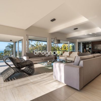 Casa com 818m², 6 quartos (sendo 4 suítes), 4 garagens, no bairro Canajurê em Florianópolis