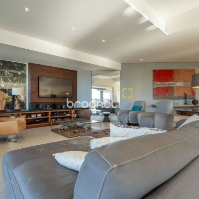 Casa com 818m², 6 quartos (sendo 4 suítes), 4 garagens, no bairro Canajurê em Florianópolis