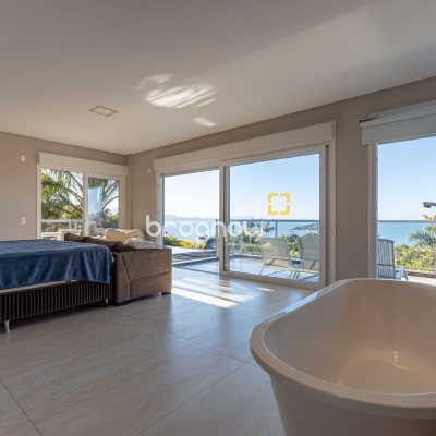 Casa com 818m², 6 quartos (sendo 4 suítes), 4 garagens, no bairro Canajurê em Florianópolis