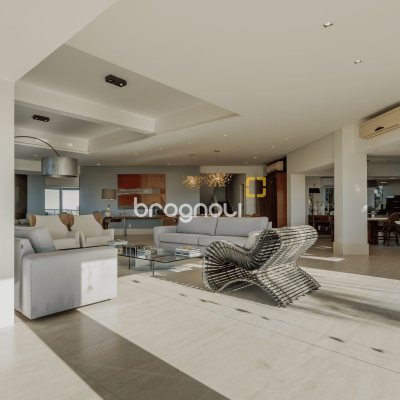 Casa com 818m², 6 quartos (sendo 4 suítes), 4 garagens, no bairro Canajurê em Florianópolis