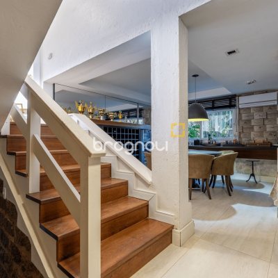 Casa com 818m², 6 quartos (sendo 4 suítes), 4 garagens, no bairro Canajurê em Florianópolis