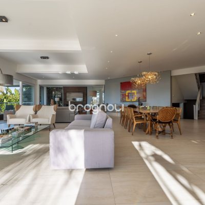 Casa com 818m², 6 quartos (sendo 4 suítes), 4 garagens, no bairro Canajurê em Florianópolis
