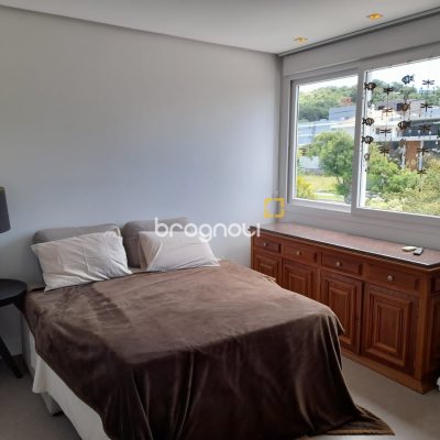 Casa com 421m², 4 quartos (sendo 4 suítes), 4 garagens, no bairro Jurerê em Florianópolis