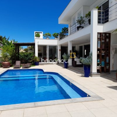 Casa com 421m², 4 quartos (sendo 4 suítes), 4 garagens, no bairro Jurerê em Florianópolis