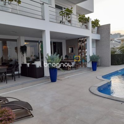 Casa com 421m², 4 quartos (sendo 4 suítes), 4 garagens, no bairro Jurerê em Florianópolis