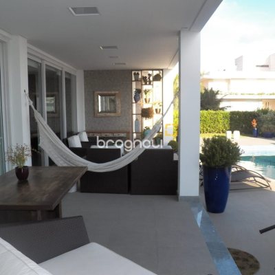 Casa com 421m², 4 quartos (sendo 4 suítes), 4 garagens, no bairro Jurerê em Florianópolis