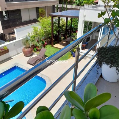 Casa com 421m², 4 quartos (sendo 4 suítes), 4 garagens, no bairro Jurerê em Florianópolis