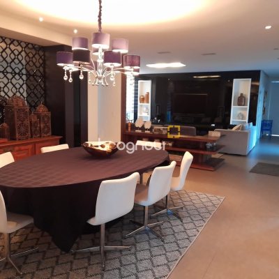 Casa com 421m², 4 quartos (sendo 4 suítes), 4 garagens, no bairro Jurerê em Florianópolis