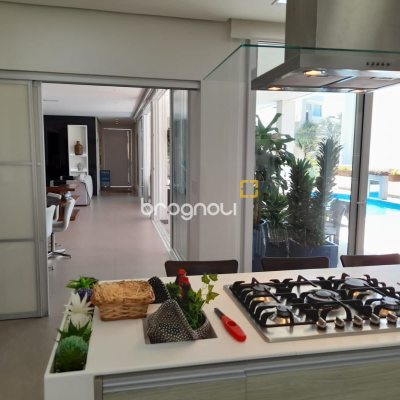 Casa com 421m², 4 quartos (sendo 4 suítes), 4 garagens, no bairro Jurerê em Florianópolis