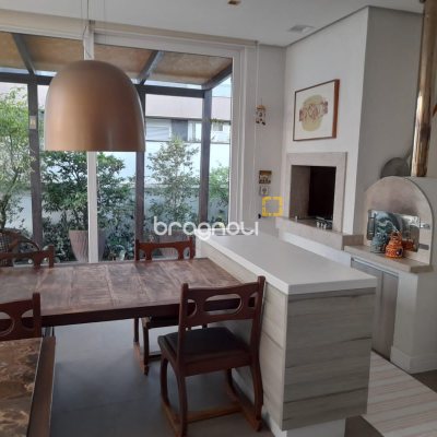 Casa com 421m², 4 quartos (sendo 4 suítes), 4 garagens, no bairro Jurerê em Florianópolis