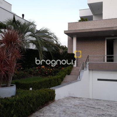 Casa com 421m², 4 quartos (sendo 4 suítes), 4 garagens, no bairro Jurerê em Florianópolis
