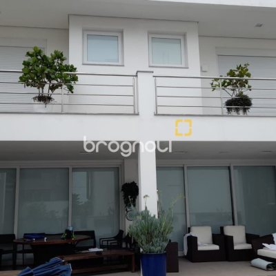 Casa com 421m², 4 quartos (sendo 4 suítes), 4 garagens, no bairro Jurerê em Florianópolis