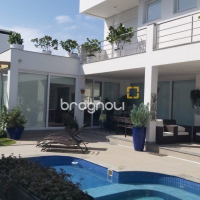 Casa com 421m², 4 quartos (sendo 4 suítes), 4 garagens, no bairro Jurerê em Florianópolis