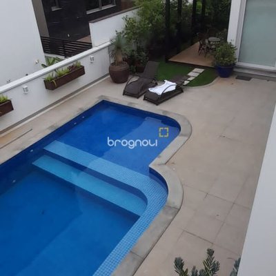 Casa com 421m², 4 quartos (sendo 4 suítes), 4 garagens, no bairro Jurerê em Florianópolis