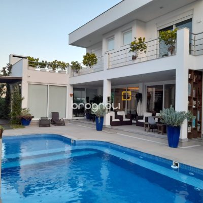 Casa com 421m², 4 quartos (sendo 4 suítes), 4 garagens, no bairro Jurerê em Florianópolis