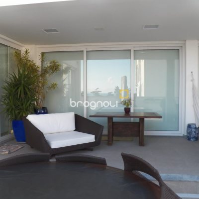 Casa com 421m², 4 quartos (sendo 4 suítes), 4 garagens, no bairro Jurerê em Florianópolis