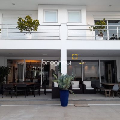 Casa com 421m², 4 quartos (sendo 4 suítes), 4 garagens, no bairro Jurerê em Florianópolis
