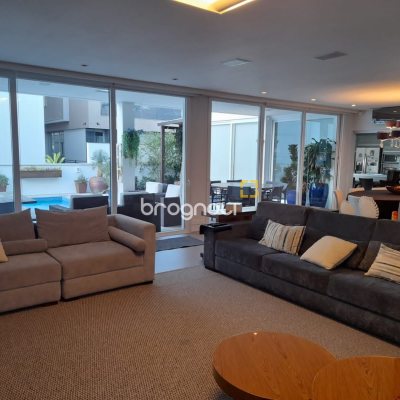 Casa com 421m², 4 quartos (sendo 4 suítes), 4 garagens, no bairro Jurerê em Florianópolis