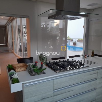 Casa com 421m², 4 quartos (sendo 4 suítes), 4 garagens, no bairro Jurerê em Florianópolis