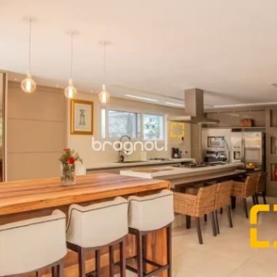 Casa com 650m², 7 quartos (sendo 6 suítes), 5 garagens, no bairro Jurerê Internacional em Florianópolis