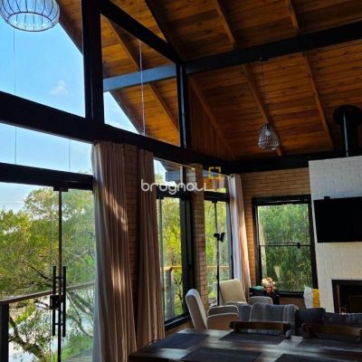 Casa com 200m², 3 quartos (sendo 2 suítes), 3 garagens, no bairro Rancho Queimado em Rancho Queimado