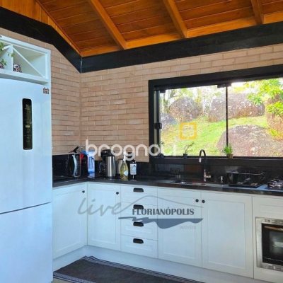Casa com 200m², 3 quartos (sendo 2 suítes), 3 garagens, no bairro Rancho Queimado em Rancho Queimado