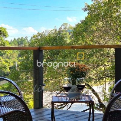 Casa com 200m², 3 quartos (sendo 2 suítes), 3 garagens, no bairro Rancho Queimado em Rancho Queimado