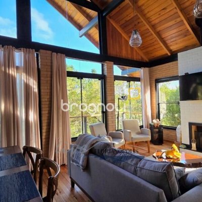 Casa com 200m², 3 quartos (sendo 2 suítes), 3 garagens, no bairro Rancho Queimado em Rancho Queimado