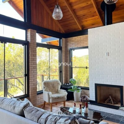 Casa com 200m², 3 quartos (sendo 2 suítes), 3 garagens, no bairro Rancho Queimado em Rancho Queimado