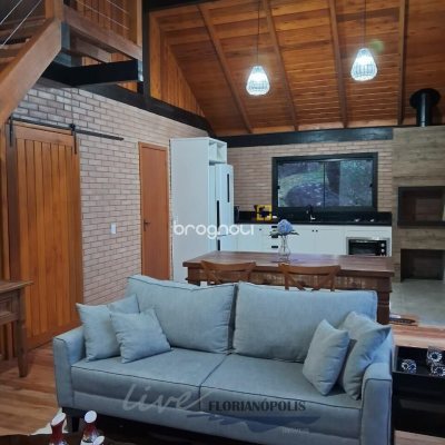 Casa com 200m², 3 quartos (sendo 2 suítes), 3 garagens, no bairro Rancho Queimado em Rancho Queimado