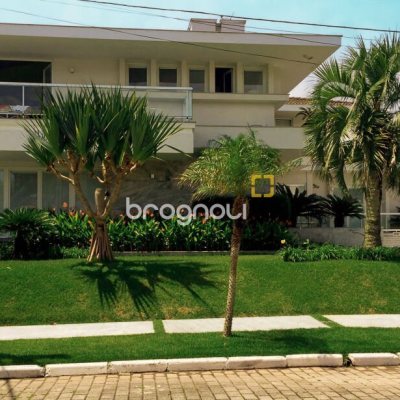 Casa com 1050m², 4 quartos (sendo 4 suítes), 5 garagens, no bairro Jurerê Internacional em Florianópolis
