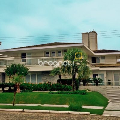 Casa com 1050m², 4 quartos (sendo 4 suítes), 5 garagens, no bairro Jurerê Internacional em Florianópolis