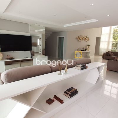 Casa com 500m², 6 quartos (sendo 6 suítes), 3 garagens, no bairro Jurerê Internacional em Florianópolis