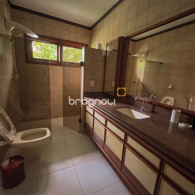 Casa com 300m², 4 quartos (sendo 4 suítes), 4 garagens, no bairro Jurerê Internacional em Florianópolis