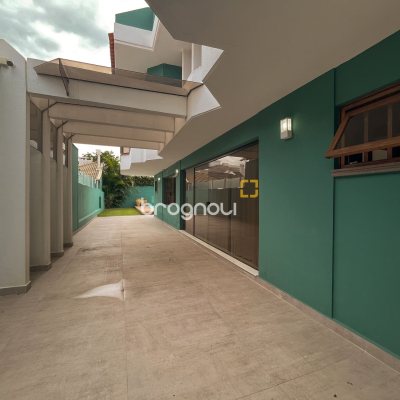 Casa com 300m², 4 quartos (sendo 4 suítes), 4 garagens, no bairro Jurerê Internacional em Florianópolis