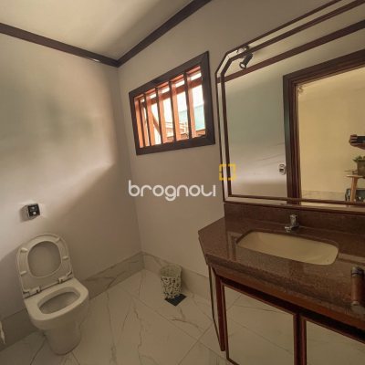 Casa com 300m², 4 quartos (sendo 4 suítes), 4 garagens, no bairro Jurerê Internacional em Florianópolis