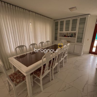 Casa com 300m², 4 quartos (sendo 4 suítes), 4 garagens, no bairro Jurerê Internacional em Florianópolis