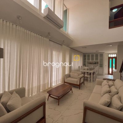 Casa com 300m², 4 quartos (sendo 4 suítes), 4 garagens, no bairro Jurerê Internacional em Florianópolis
