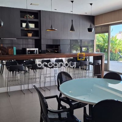 Apartamento com 125m², 2 quartos (sendo 1 suíte), 2 garagens, no bairro Jurerê Internacional em Florianópolis