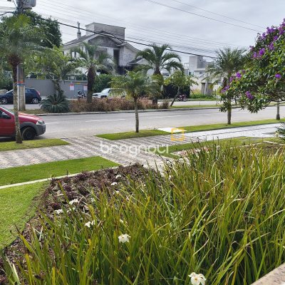 Apartamento com 122m², 3 quartos (sendo 2 suítes), 2 garagens, no bairro Jurerê Internacional em Florianópolis