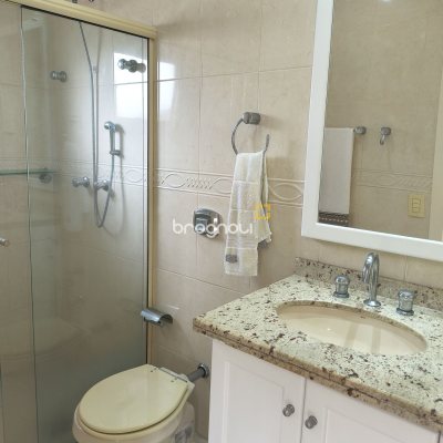 Apartamento com 122m², 3 quartos (sendo 2 suítes), 2 garagens, no bairro Jurerê Internacional em Florianópolis