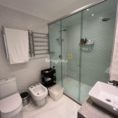 Apartamento com 147m², 2 quartos (sendo 2 suítes), 2 garagens, no bairro Jurerê Internacional em Florianópolis
