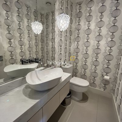 Apartamento com 147m², 2 quartos (sendo 2 suítes), 2 garagens, no bairro Jurerê Internacional em Florianópolis