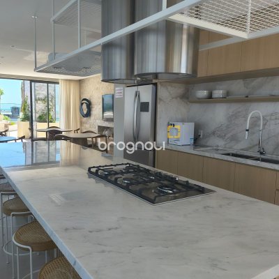 Apartamento com 120m², 3 quartos (sendo 3 suítes), 2 garagens, no bairro Jurerê Internacional em Florianópolis