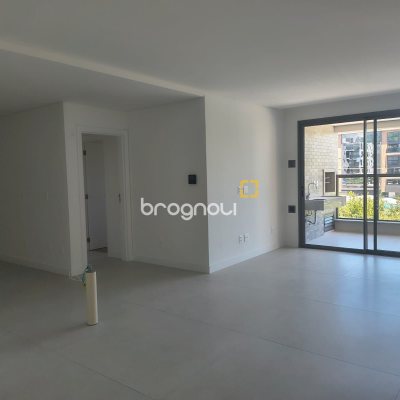 Apartamento com 120m², 3 quartos (sendo 3 suítes), 2 garagens, no bairro Jurerê Internacional em Florianópolis